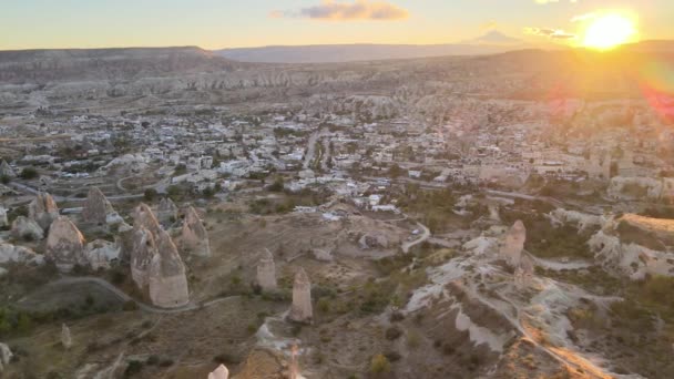 Slunce nad Goreme. Cappadocia, Turecko. Letecký pohled — Stock video
