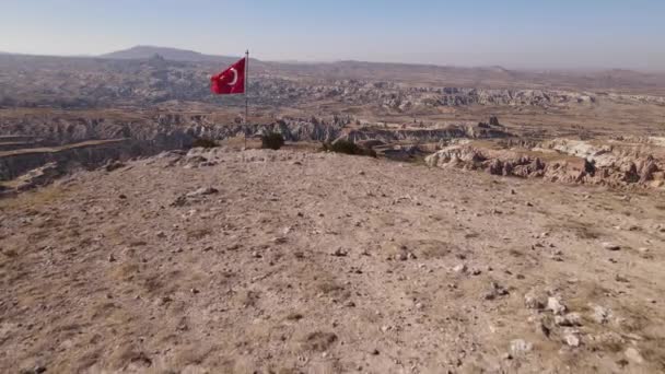 Флаг Турции в Каппадокии. Вид с воздуха — стоковое видео