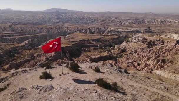 カッパドキアのトルコの旗。空中風景 — ストック動画