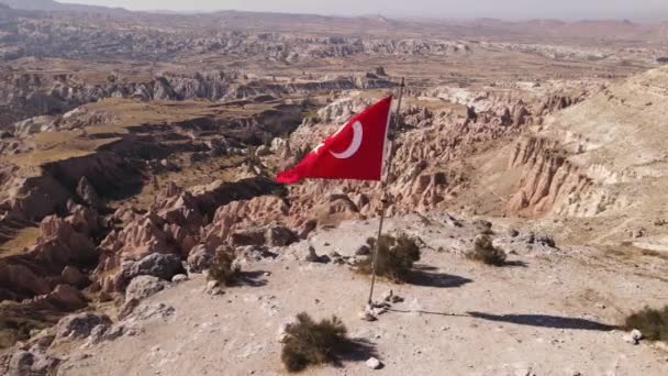 Turkiets flagga i Kappadokien. Flygbild — Stockvideo