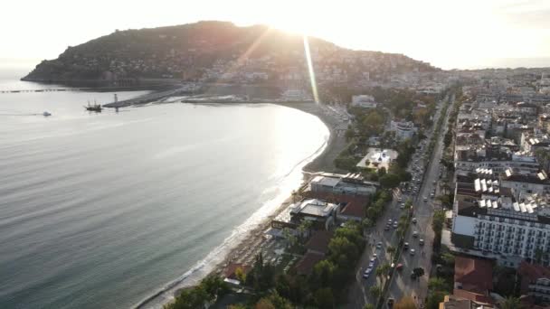 Alanya, Türkiye - deniz kıyısında bir tatil köyü. Hava görünümü — Stok video