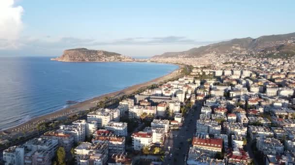Alanya, Türkiye - deniz kıyısında bir tatil köyü. Hava görünümü — Stok video