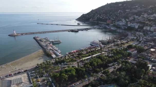 Alanya, Türkiye - deniz kıyısında bir tatil köyü. Hava görünümü — Stok video