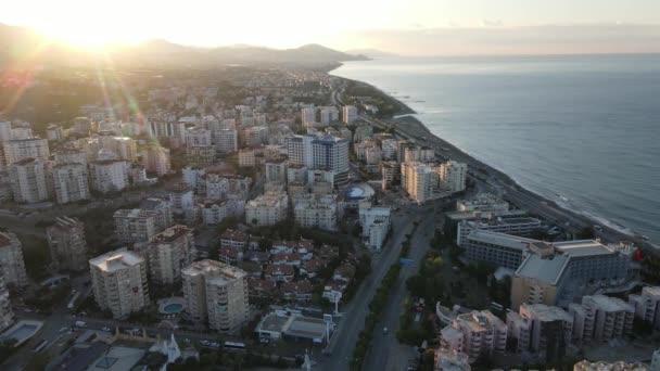 Alanya, Türkiye - deniz kıyısında bir tatil köyü. Hava görünümü — Stok video