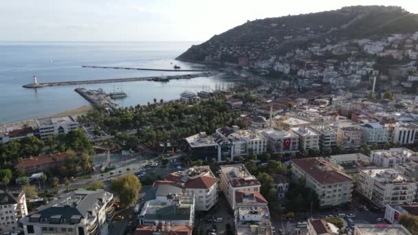 Alanya, Türkiye - deniz kıyısında bir tatil köyü. Hava görünümü — Stok video