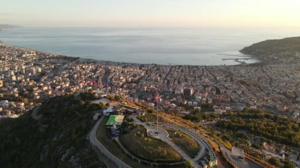 Алания, Турция - курортный город на берегу моря. Вид с воздуха — стоковое видео