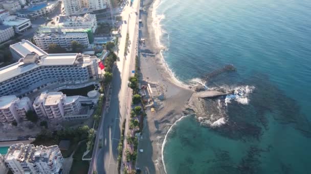 Alanya, Türkiye - deniz kıyısında bir tatil köyü. Hava görünümü — Stok video