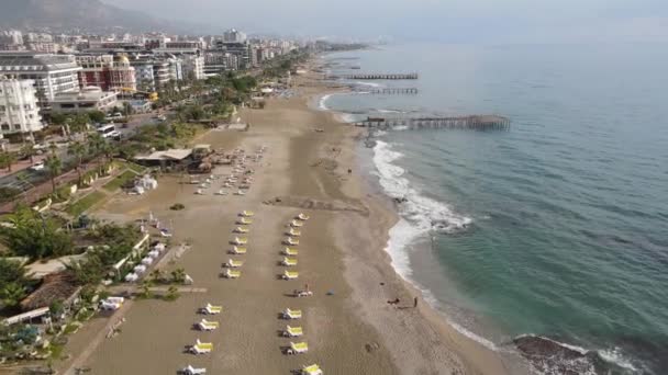 Alanya, Turcja - kurort nad brzegiem morza. Widok z lotu ptaka — Wideo stockowe