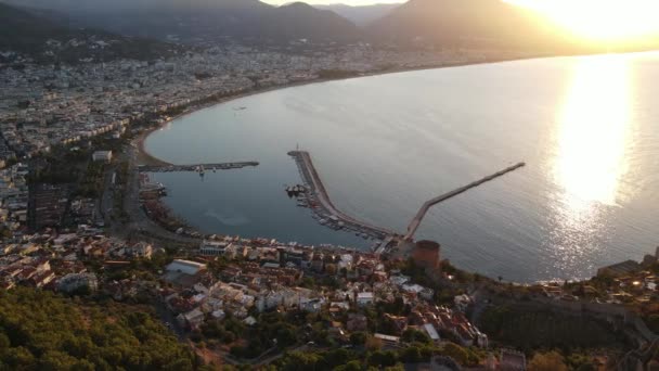 Alanya, Τουρκία - μια πόλη θέρετρο στην παραλία. Αεροφωτογραφία — Αρχείο Βίντεο