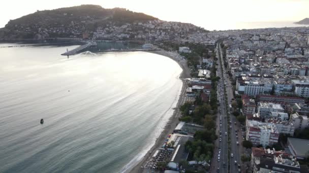 Алания, Турция - курортный город на берегу моря. Вид с воздуха — стоковое видео