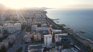 Alanya, Türkiye - deniz kıyısında bir tatil köyü. Hava görünümü