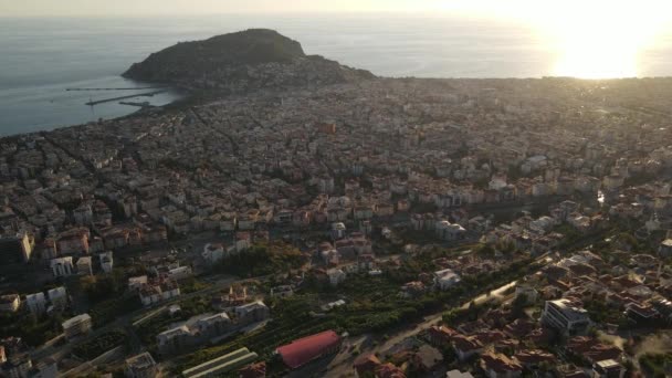 Alanya, Türkiye - deniz kıyısında bir tatil köyü. Hava görünümü — Stok video