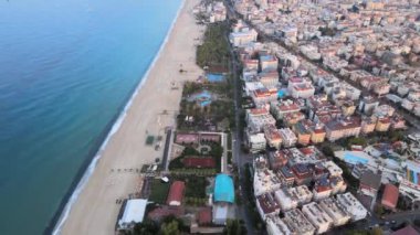 Alanya, Türkiye - deniz kıyısında bir tatil köyü. Hava görünümü