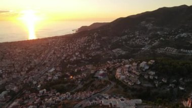 Alanya, Türkiye - deniz kıyısında bir tatil köyü. Hava görünümü