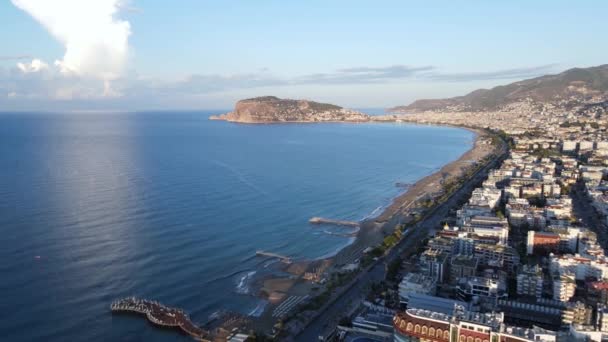 Alanya, Türkiye - deniz kıyısında bir tatil köyü. Hava görünümü — Stok video