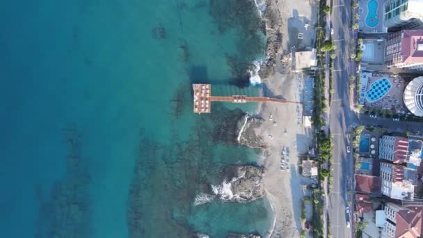 Alanya, Turquie - une ville balnéaire au bord de la mer. Vue aérienne — Video