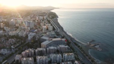 Alanya, Türkiye - deniz kıyısında bir tatil köyü. Hava görünümü