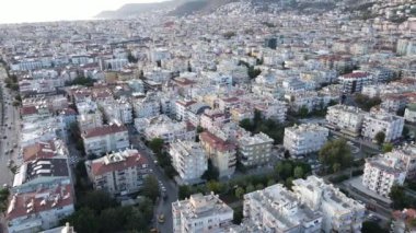 Alanya, Türkiye - deniz kıyısında bir tatil köyü. Hava görünümü