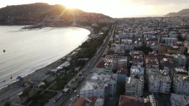 Alanya, Türkiye - deniz kıyısında bir tatil köyü. Hava görünümü