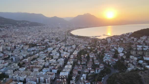 Alanya, Turquía - una ciudad turística en la orilla del mar. Vista aérea — Vídeos de Stock