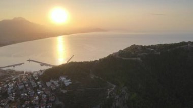 Alanya, Türkiye - deniz kıyısında bir tatil köyü. Hava görünümü