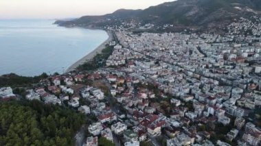 Alanya, Türkiye - deniz kıyısında bir tatil köyü. Hava görünümü