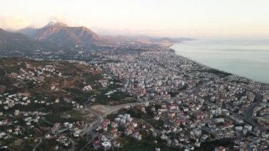 Alanya, Türkiye - deniz kıyısında bir tatil köyü. Hava görünümü