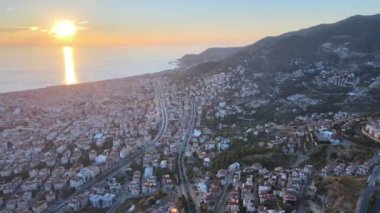 Alanya, Türkiye - deniz kıyısında bir tatil köyü. Hava görünümü