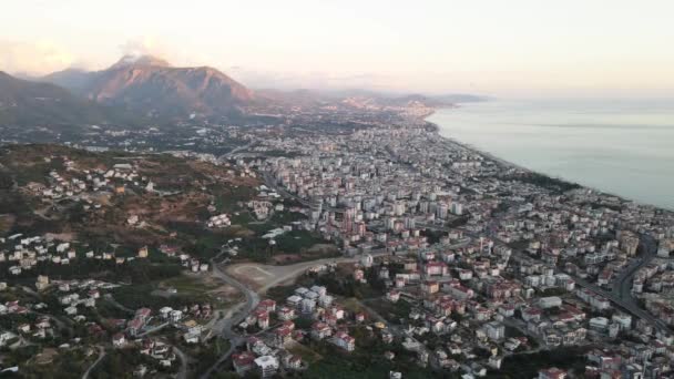 Alanya, Τουρκία - μια πόλη θέρετρο στην παραλία. Αεροφωτογραφία — Αρχείο Βίντεο