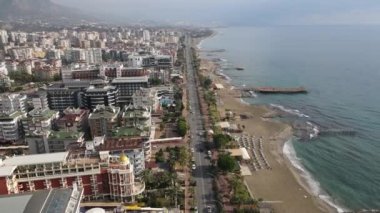 Alanya, Türkiye - deniz kıyısında bir tatil köyü. Hava görünümü