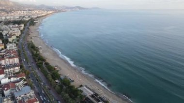 Alanya, Türkiye - deniz kıyısında bir tatil köyü. Hava görünümü
