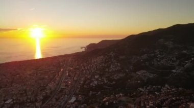 Alanya, Türkiye - deniz kıyısında bir tatil köyü. Hava görünümü