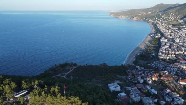 Alanya, Türkiye - deniz kıyısında bir tatil köyü. Hava görünümü — Stok video