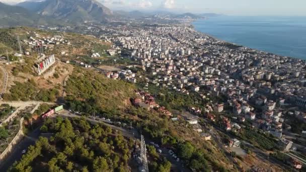 Alanya, Türkiye - deniz kıyısında bir tatil köyü. Hava görünümü — Stok video