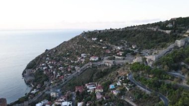 Alanya, Türkiye - deniz kıyısında bir tatil köyü. Hava görünümü