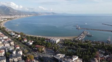 Alanya, Türkiye - deniz kıyısında bir tatil köyü. Hava görünümü