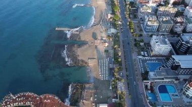 Alanya, Türkiye - deniz kıyısında bir tatil köyü. Hava görünümü