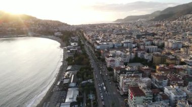 Alanya, Türkiye - deniz kıyısında bir tatil köyü. Hava görünümü