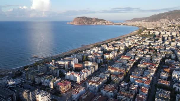 Alanya, Türkiye - deniz kıyısında bir tatil köyü. Hava görünümü — Stok video