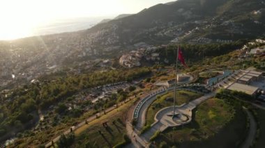 Alanya, Türkiye - deniz kıyısında bir tatil köyü. Hava görünümü