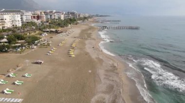 Alanya, Türkiye - deniz kıyısında bir tatil köyü. Hava görünümü