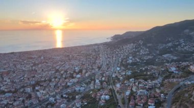 Alanya, Türkiye - deniz kıyısında bir tatil köyü. Hava görünümü