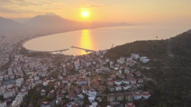 Alanya, Türkiye - deniz kıyısında bir tatil köyü. Hava görünümü