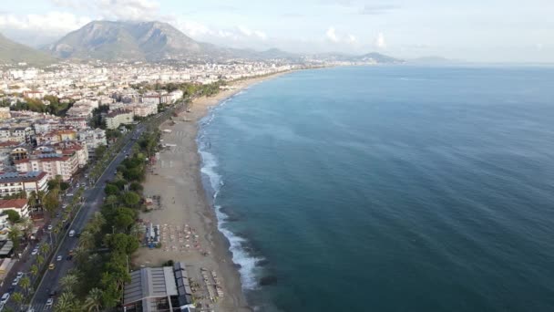 Alanya, Türkiye - deniz kıyısında bir tatil köyü. Hava görünümü — Stok video