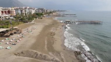 Alanya, Türkiye - deniz kıyısında bir tatil köyü. Hava görünümü