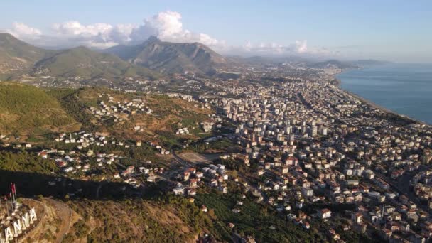 Alanya, Türkiye - deniz kıyısında bir tatil köyü. Hava görünümü — Stok video