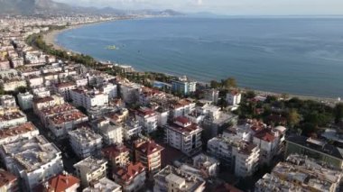 Alanya, Türkiye - deniz kıyısında bir tatil köyü. Hava görünümü