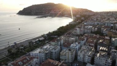 Alanya, Türkiye - deniz kıyısında bir tatil köyü. Hava görünümü
