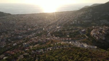 Alanya, Türkiye - deniz kıyısında bir tatil köyü. Hava görünümü