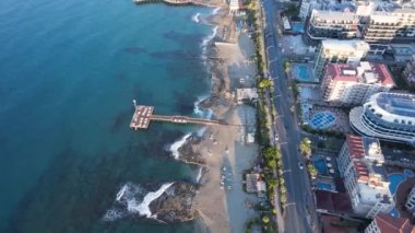 Alanya, Türkiye - deniz kıyısında bir tatil köyü. Hava görünümü